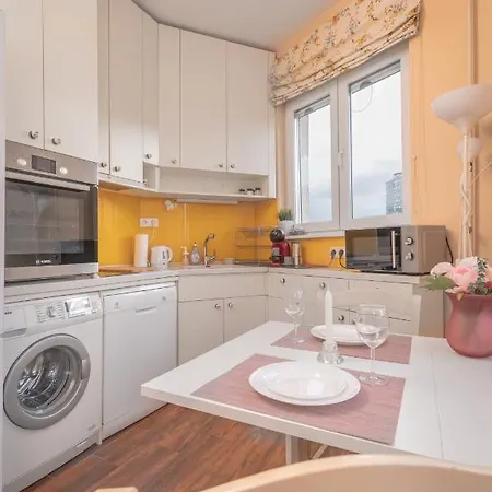 Cozy Home: Two-bedroom With Stunning View Apartment