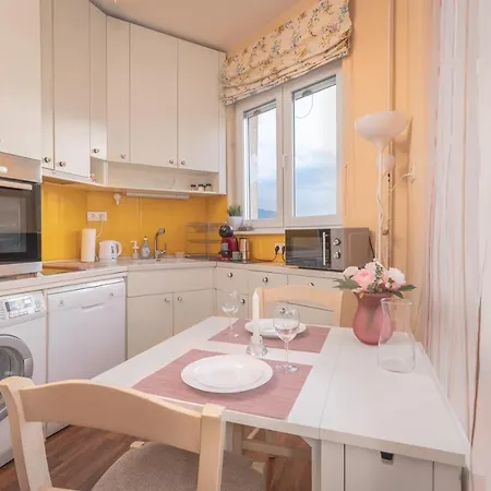 Apartment Cozy Home: Two-bedroom With Stunning View